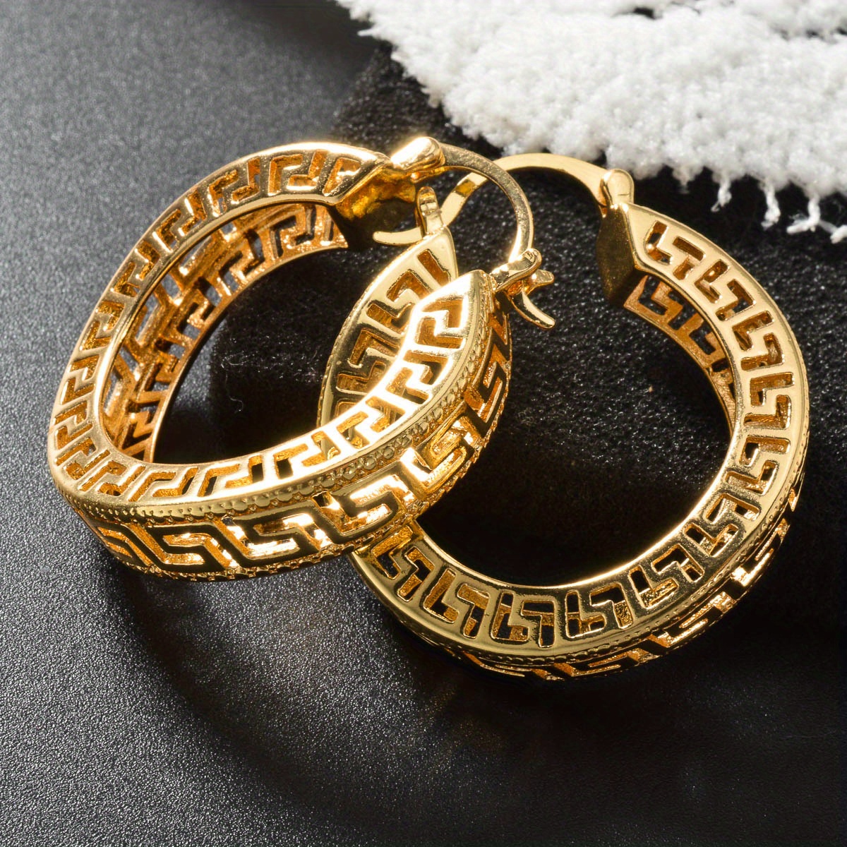 Women's 2pcs Vintage Cut-Out Hoop Earrings